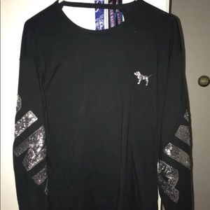 pink long sleeve black shirt.